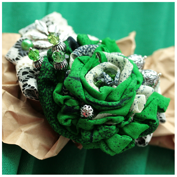 "Изумрудная" брошь