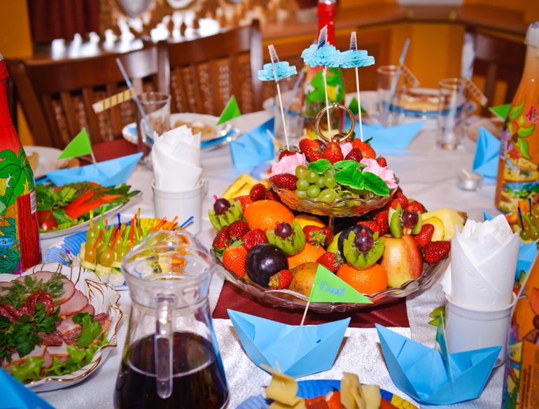 Вот какой получился сладкий стол с моим оформлением!