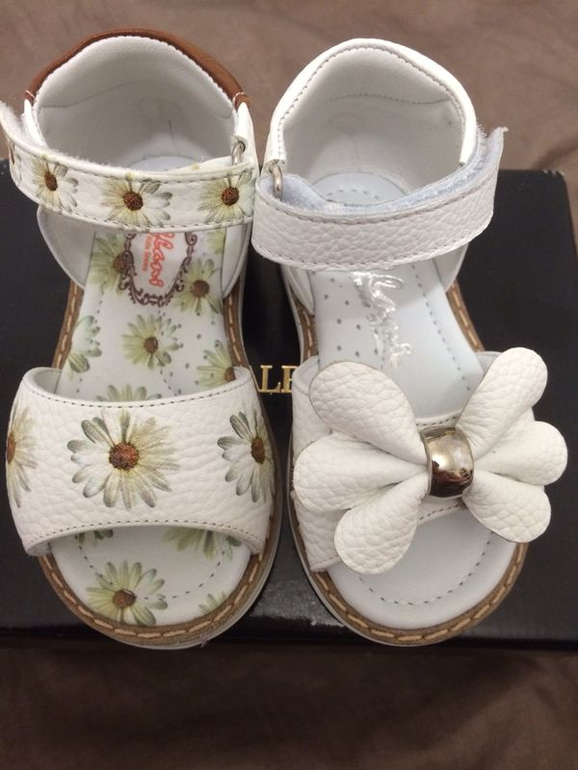 прикупили для дома обувку...