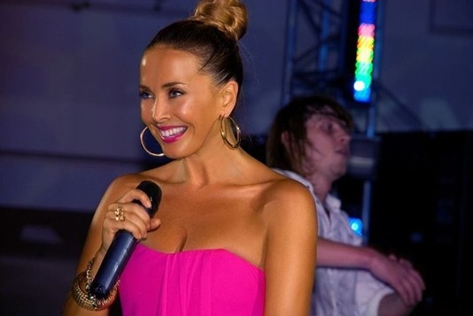 Красавица, умница и вообще приятная во всех отношениях девушка)...