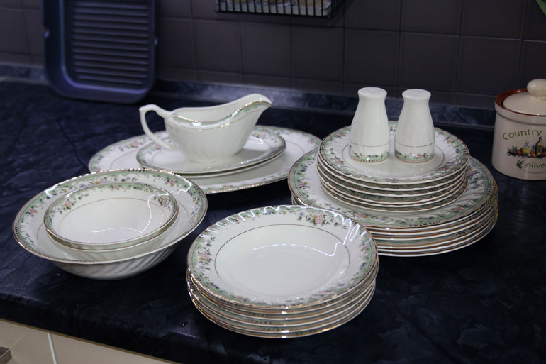 Продам НОВЫЙ столовый сервиз