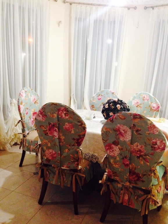 Чехлы на стульях ))