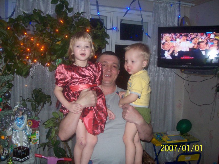 Детки на руках.