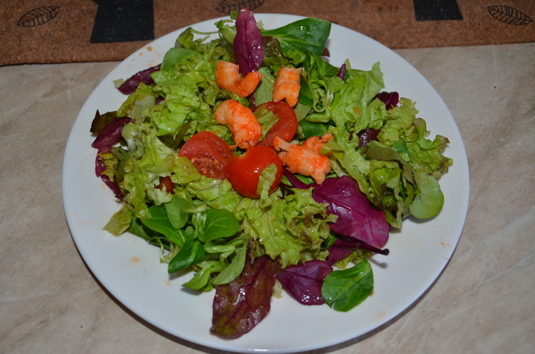 Салат из разного рода салата с креветками..ММММ