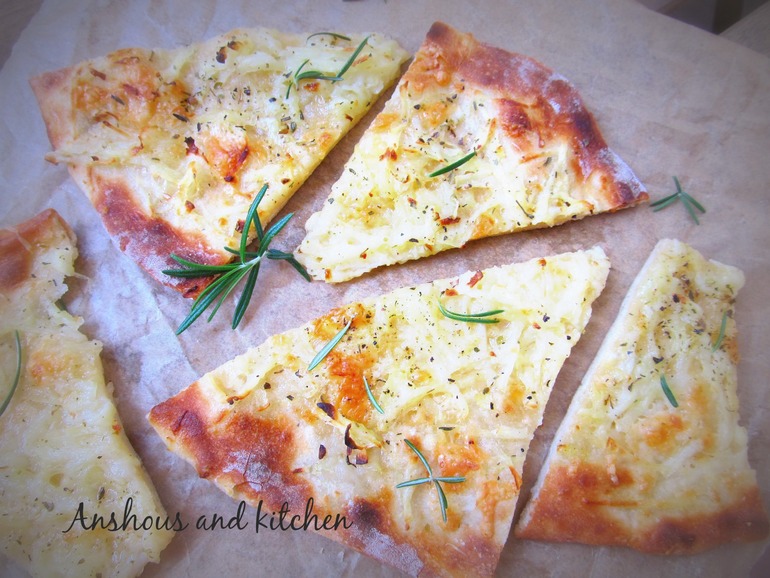 Пицца с картофелем и пряными травками