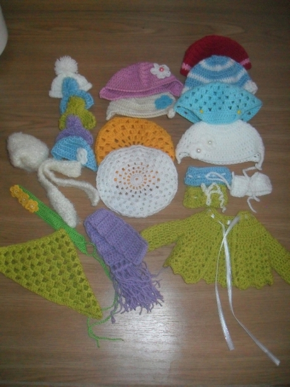 Одежда и шапочки для кукол