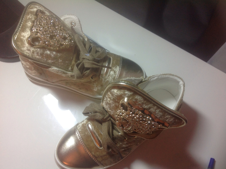 Карго самолет. Ваши вещи. Хвасты много детской летней обуви.