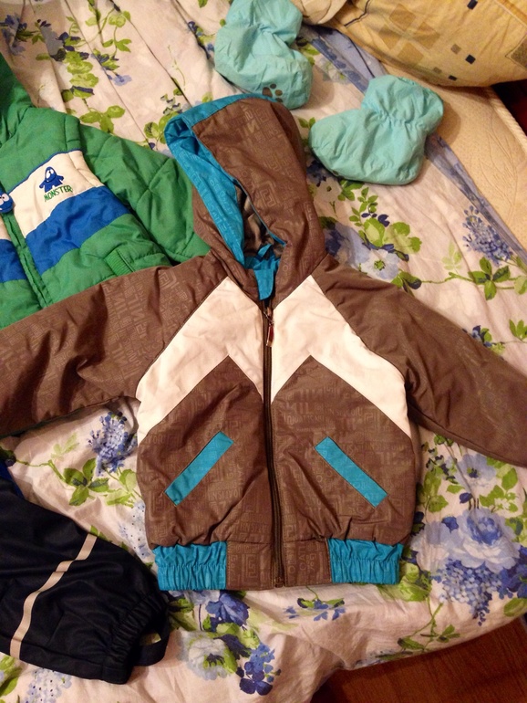 Две курточки,одна превращается в жилетку,размер 86, 700р