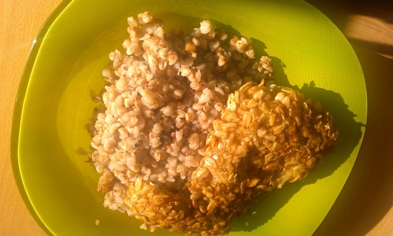 подобие московских плюшек и курица в панировке из овсяных хлопьев