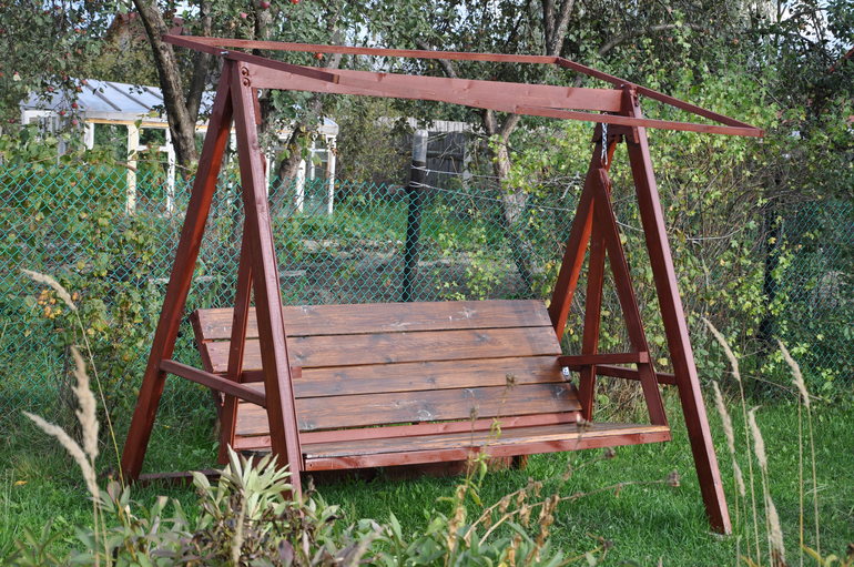Вот такие качели сделал муж на даче.