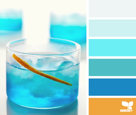 Спальня со стенами цвета циан и цвета компаньоны