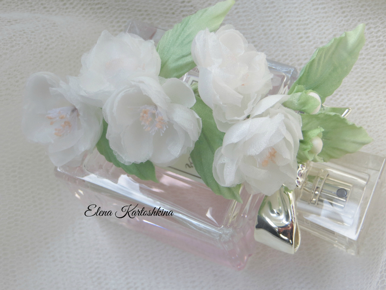 Шелковая цветущая веточка.