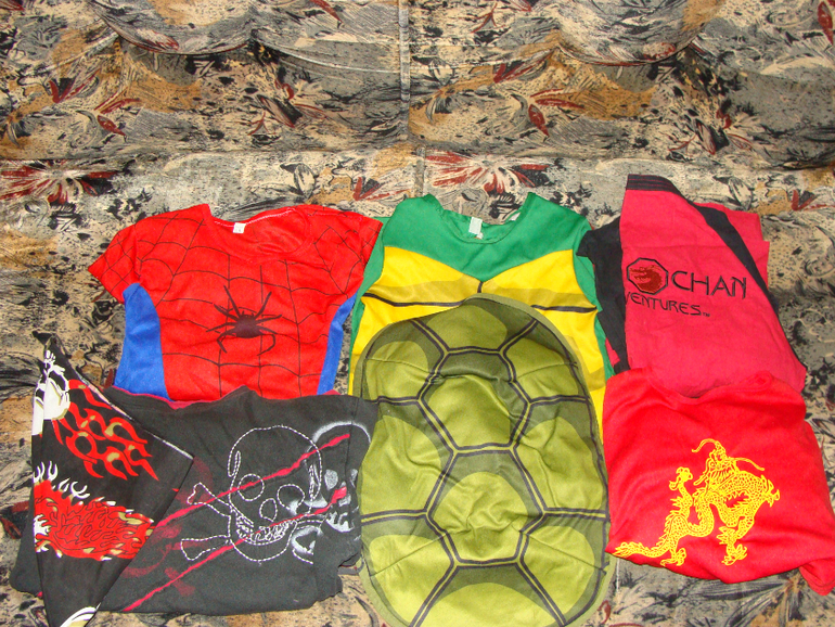 Отдам вещи на мальчика  .Игрушки  книги.