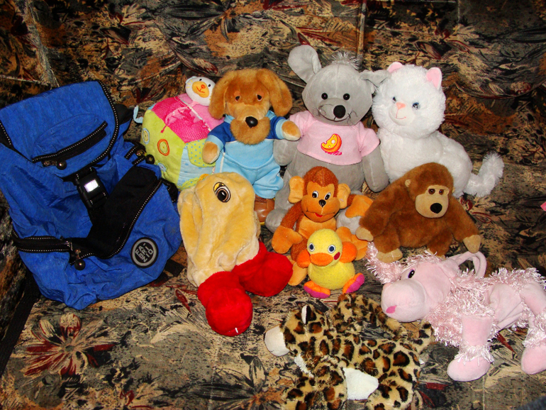 Отдам вещи на мальчика  .Игрушки  книги.