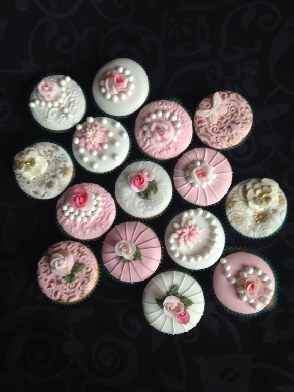 Тортик с лошадкой и капкейками))