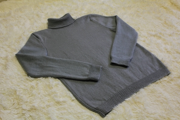 Серый мужской свитер