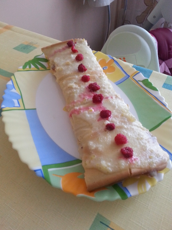 Потрясающий бисквитный рулет с лимонным кремом и ягодами