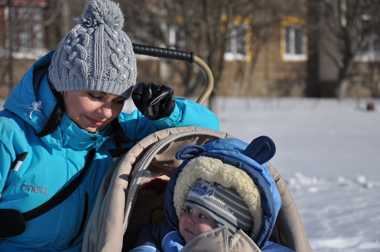 Давно не писала...Я учусь на фотографа, продолжаю делать коробочки "Мамины сокровища" и еще для дисков. Ромчик растет, развивается. Несколько дней назад еще был мороз и мы успели пофотографироваться в санках. Вот несколько фото.