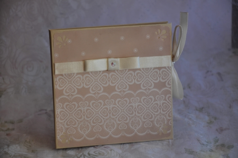 Давно не писала...Я учусь на фотографа, продолжаю делать коробочки "Мамины сокровища" и еще для дисков. Ромчик растет, развивается. Несколько дней назад еще был мороз и мы успели пофотографироваться в санках. Вот несколько фото.