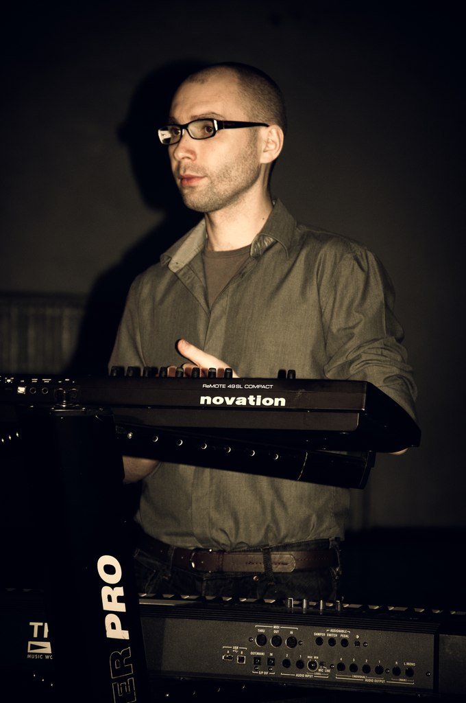 Приветик всем! Не писала давненько, попытаюсь вспомнить чего у нас новенького. Купили новую коляску от которой я просто балдею, очень удобная, легкая, с большой корзиной, с матрасиком и утепленным отстегивающимся чехлом на ножки и что для нас самое главное - компактная в сложенном виде и не огромная, так как я маленькая. На 8 марта мужчины наши нам с дочкой подарили каждой побукетику тюльпанов и мне плойку для выравнивания волос. На позапрошлой неделе ходили гулять в парк, погодка была замечательная. Нафотографировались, белочки там всякие, а в 5 вечера я неожиданно вспомнила, что у меня экзамен в этот день на 7 вечера по фотошколе)))) Экзамен сдала) Еще вспомнила, что снимала как проходят с*емки нового клаппа гр. Антителла на песню "Над полюсами". Записалась на МК свадебного фоторгаф в Киев на май) Уже жду не дождусь. А на прошлые выходные были в селе, поработали все дружненько, а Ромик гладил собаку Боса (это наша собака в селе). Муж спилил мне березовые веточки для работы с новороденными, думаю скоро я покау свои труды в работе) Ромчик растет потихоньку, зубов правда маловато, спит всю ночь, моет пару раз проснуться если раскроется и замерзнет или просто что-то приснится...А так молодец. Ну и как всегда немного фоточек.)