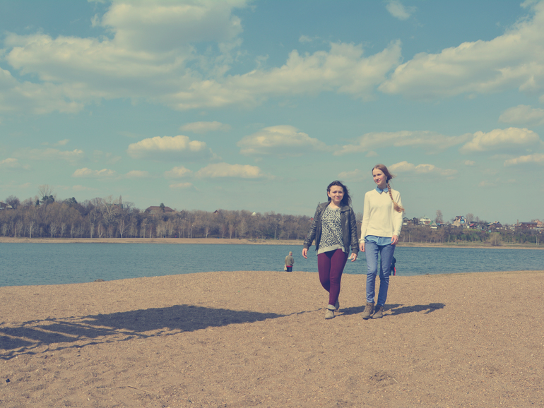 Аленка и недовольная подружка...