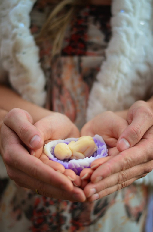 Младенец на крыльях ангела...