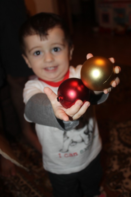 Наряжают елку