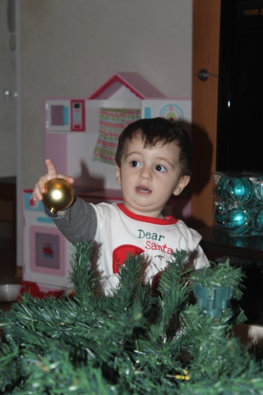 Наряжают елку