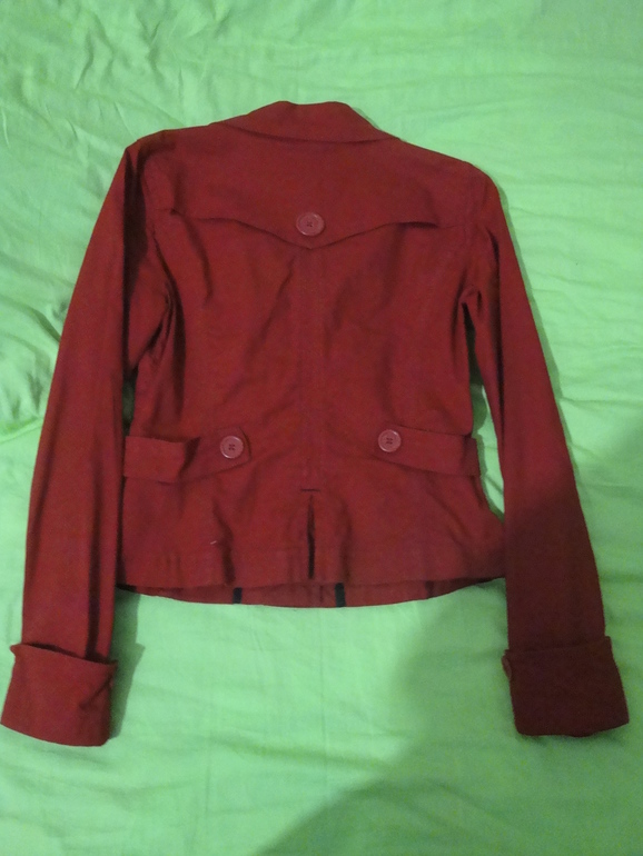 Продам ЖЕНСКОЕ НЕдорого. ТОРГ уместен.