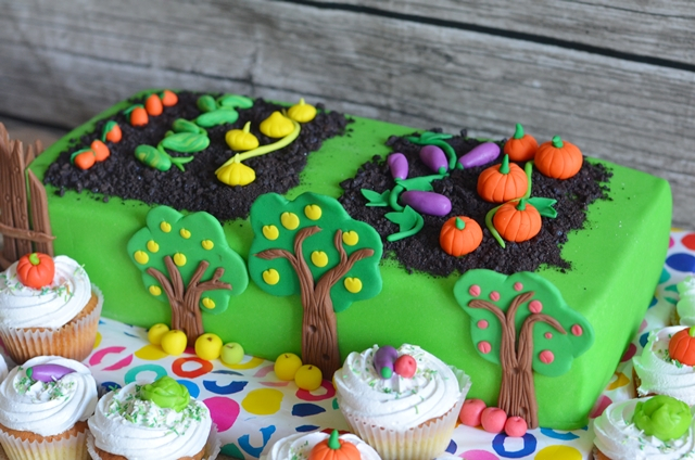 Торт "Огород" и капкейки к нему...