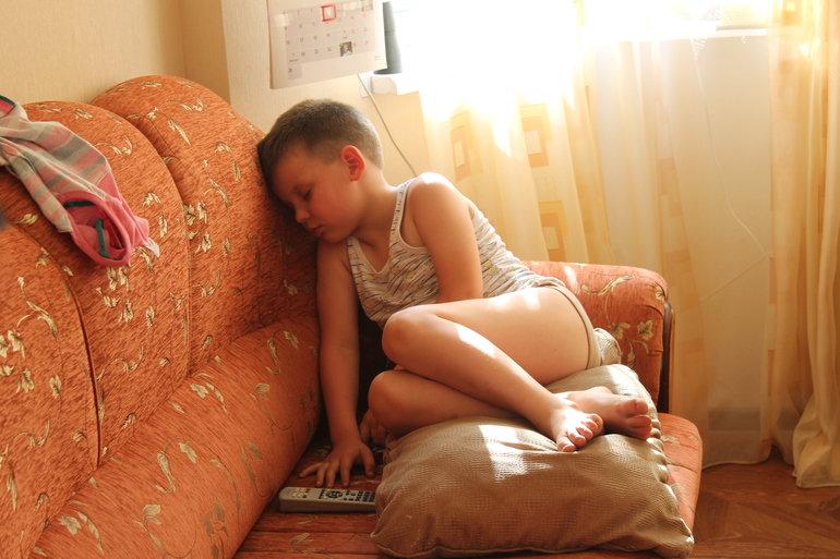 Рома спит она устала...