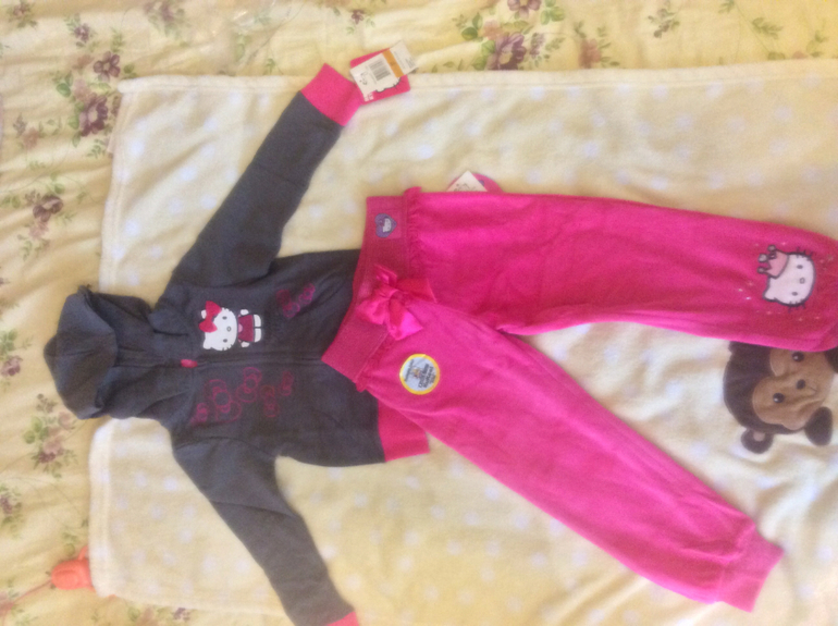 Вещи hello Kitty , привезены из Америки. Можно купить как костюм и по отдельности! 3-4 года