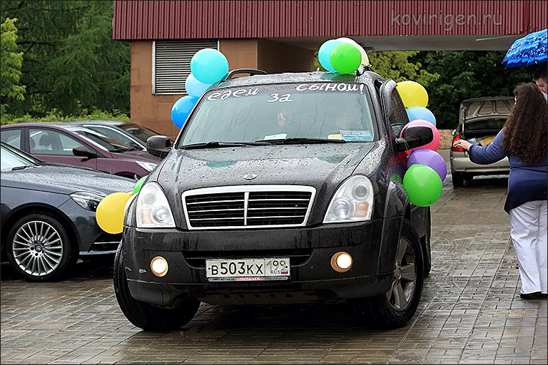Украшенная машинка около родддома.