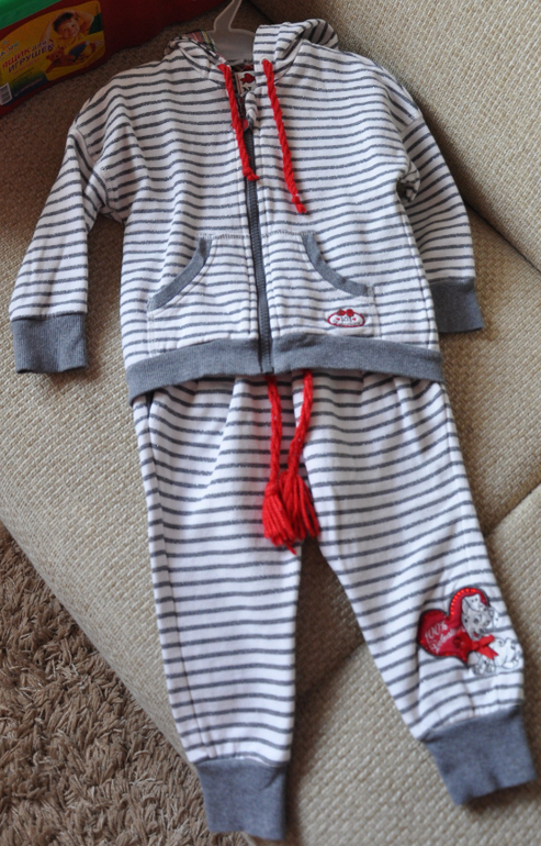 Весеннее пальто Kate Mack, костюм спортивный Monnalisa.