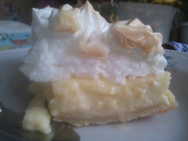 А ещё я всё-таки приготовила лимонную меренгу