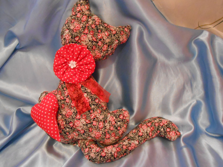 Интерьерные кошечки из ткани)