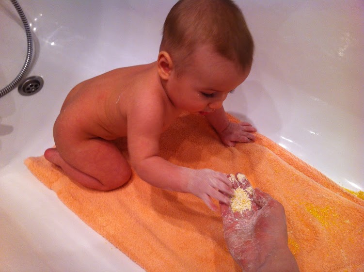 Игры в ванной для деток, которые еще не сидят