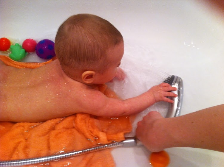 Игры в ванной для деток, которые еще не сидят