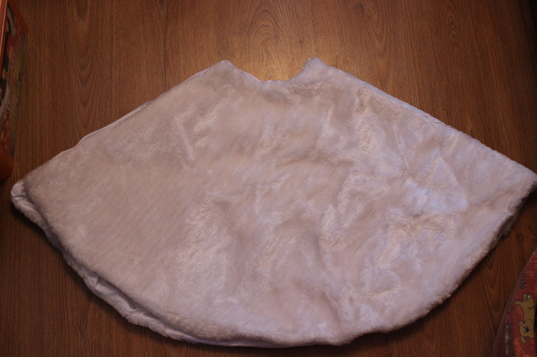 Свадебное платье 44 р-р, украшения на машину, туфли 36 р-р, украшения на бутылки шампанского.