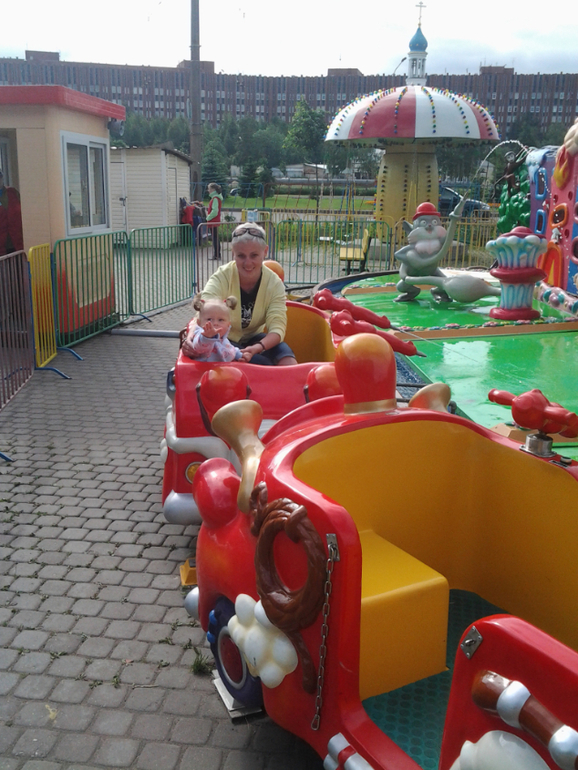 А мы впервые в жизни прокатились на каруселях!!!