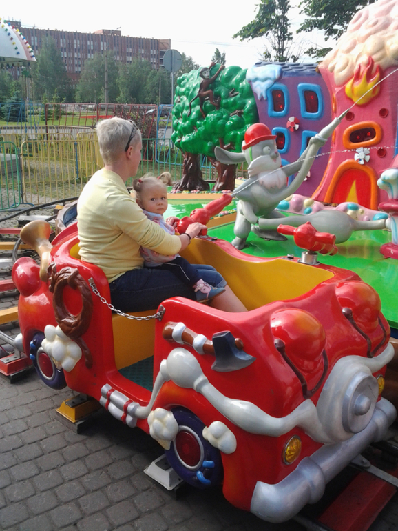 А мы впервые в жизни прокатились на каруселях!!!