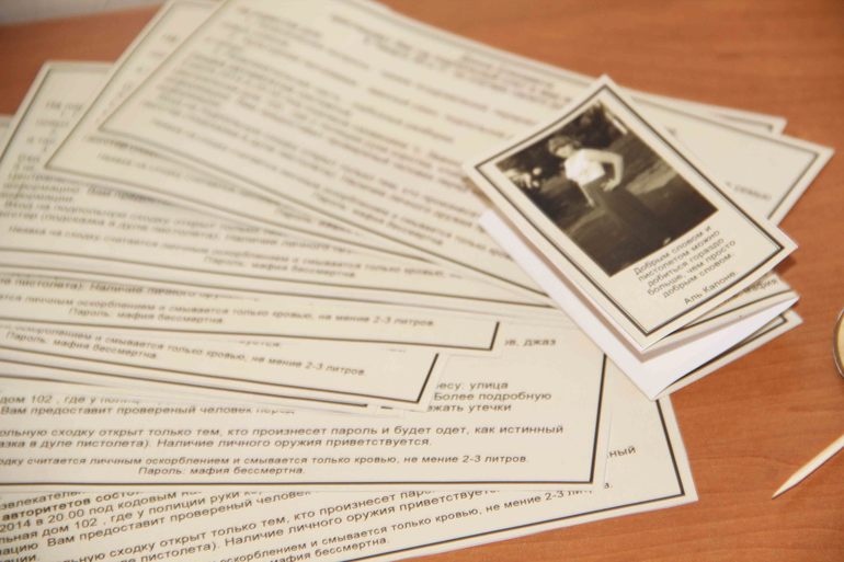 Приглашение пистолеи другие аксессуары для гангстерской вечеринки.