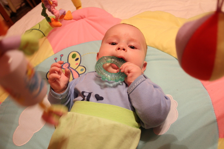 у нас лезет зубик)))