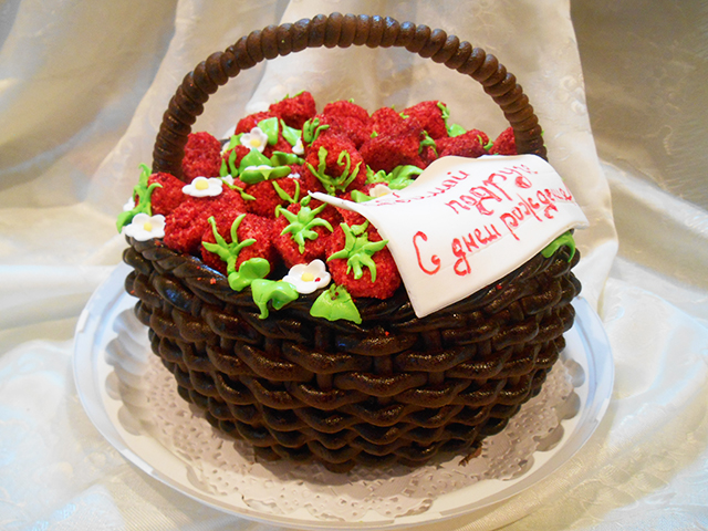 Корзина с вкуснючей клубникой. вес 2 кг. Шоколад на кипятке, йогуртово-сливочный крем с клубникой и киви. Сверху "клубника"-конфеты из детской смеси "малютка" с цельным мендалем.