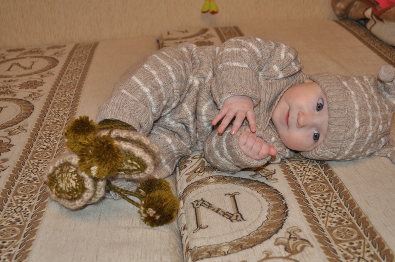 Уверенно встает с опорой!