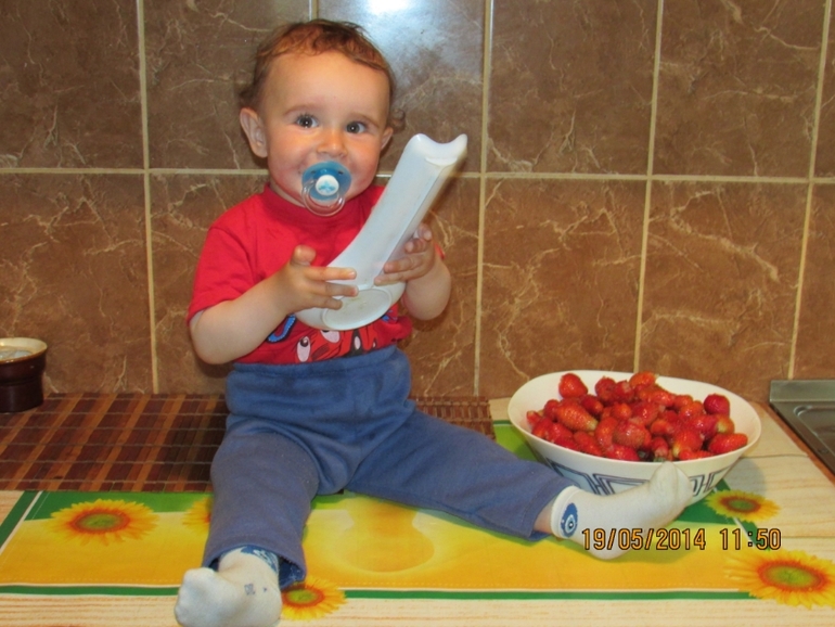 Урожай клубничный...Мише 9 месяцев