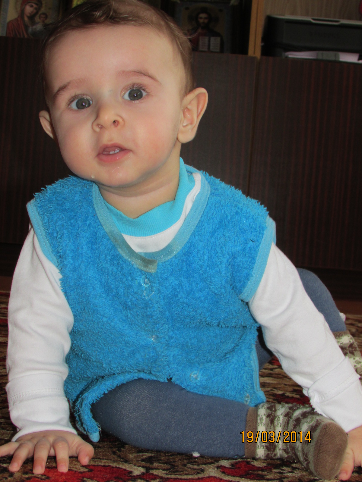 Прогулка во дворе...весна Мишенька 7 месяцев и 7  дней