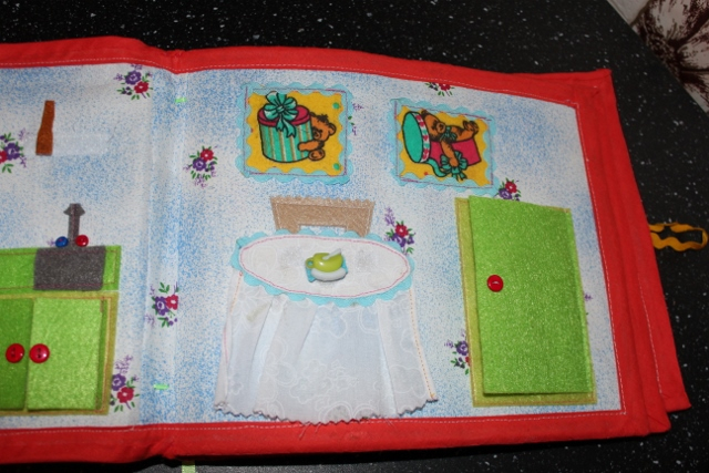 Кукольный домик-книжка.