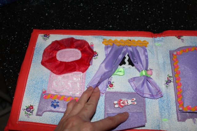 Кукольный домик-книжка.