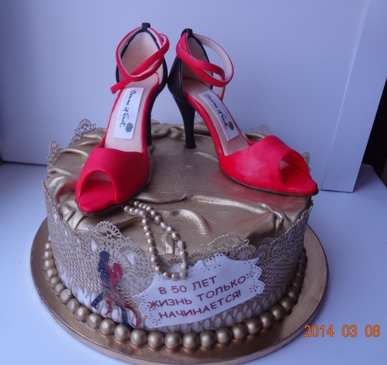 ТОРТ "НА 50 летие" Ванильный бисквит, крем шарлотт, безе. Вес 3 кг.